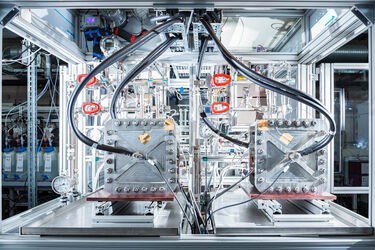 Smybolbild Wasserstoffforschung, im Vordergrund zwei am Forschungszentrzm Jülich entwickelte PEM-Elektrolysestacks.